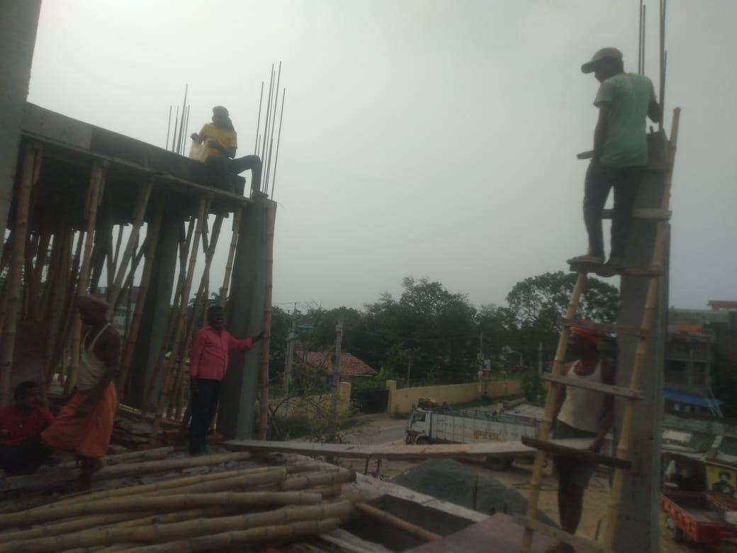 Workers on the structure during slab work