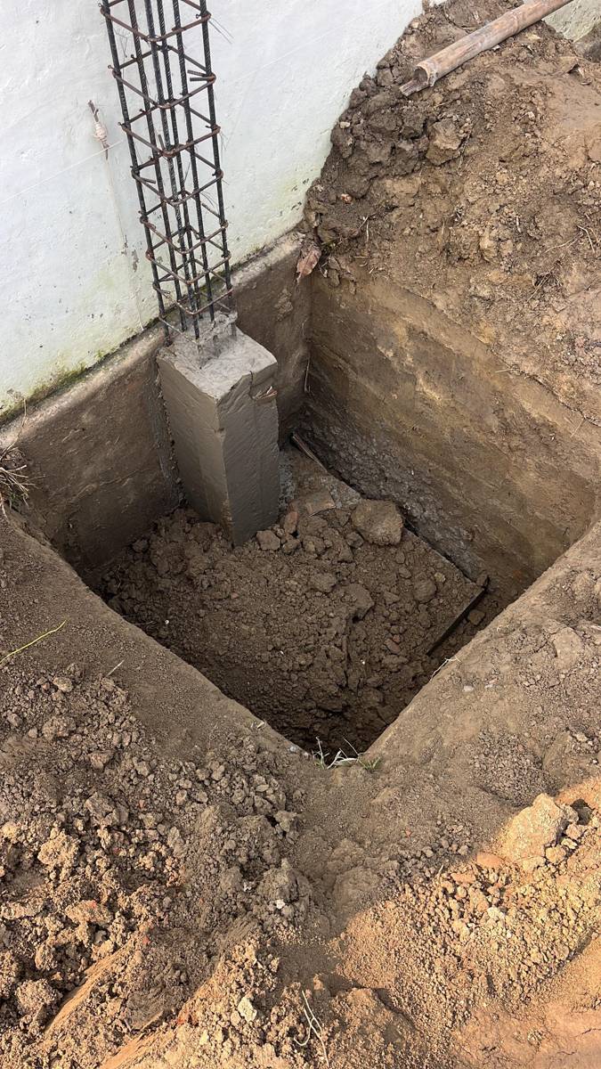 Column base in a foundation pit